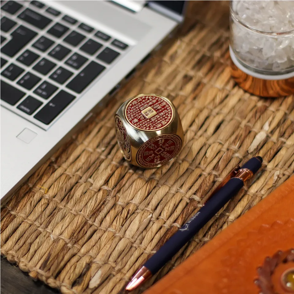 Cube rouge et laiton de la prospérité, plat : Modèle unique