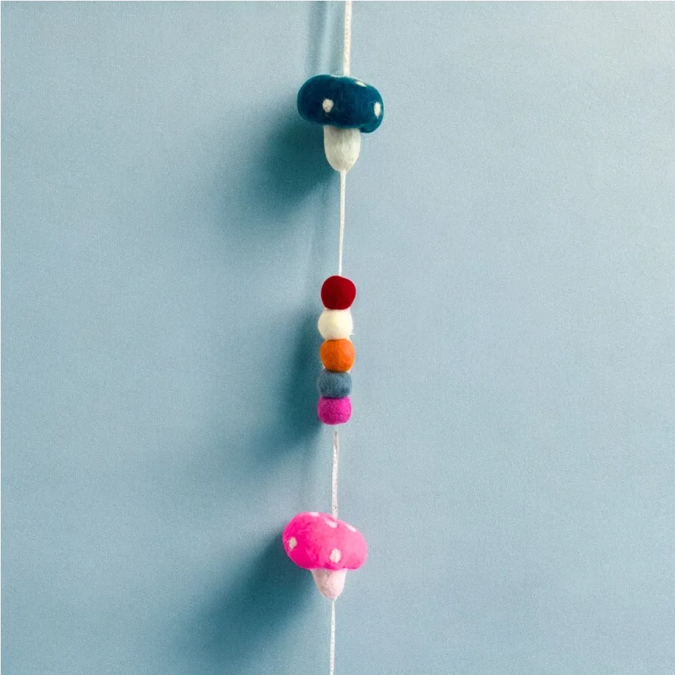 Tenture murale en feutre, Champignons (couleurs aléatoires) : Modèle unique