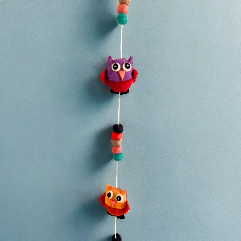 Tenture murale en feutre, Hiboux (couleurs aléatoires) : Modèle unique