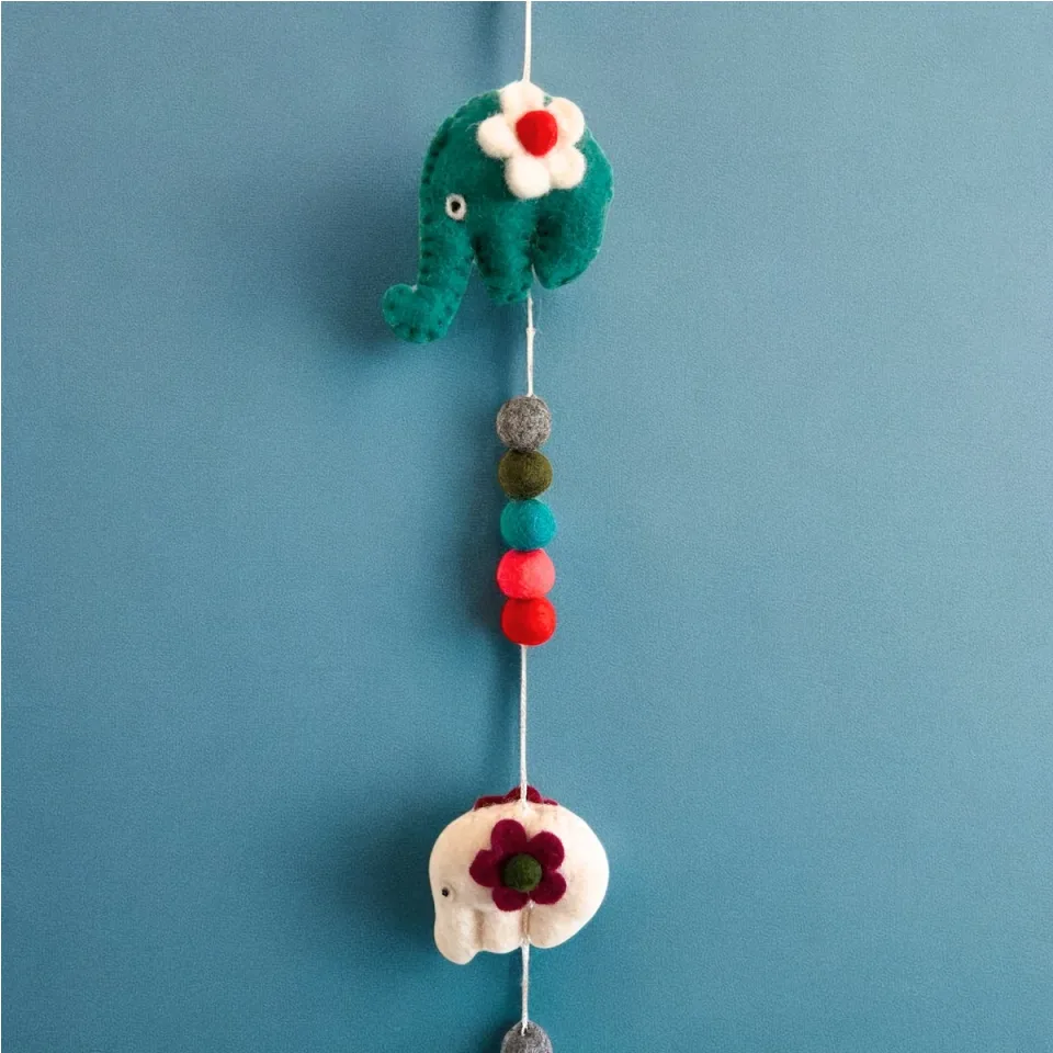 Tenture murale en feutre, Éléphants (couleurs aléatoires) : Modèle unique