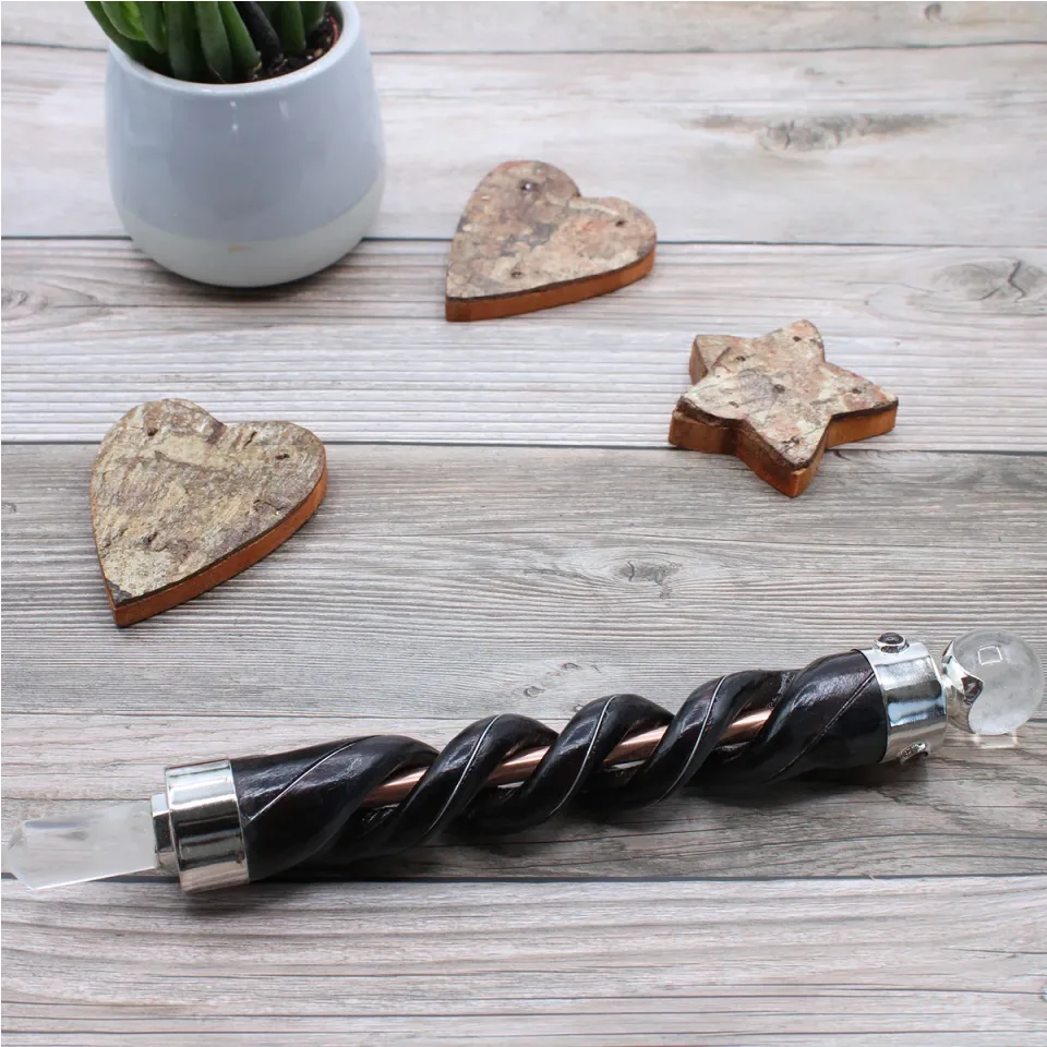 Baguette spiralée, tube de cuivre et cristal de roche : Modèle unique