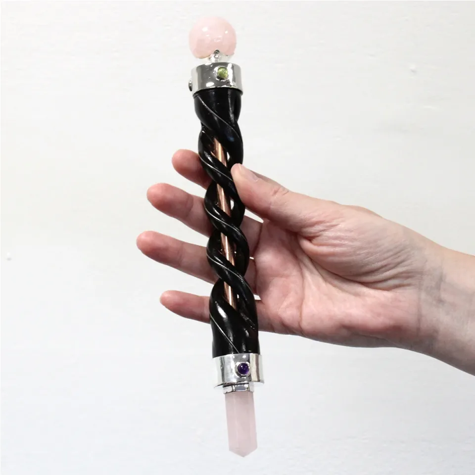 Baguette spiralée, tube de cuivre et cristal de roche : Modèle unique