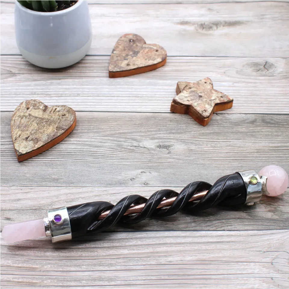 Baguette spiralée, tube de cuivre et quartz rose : Modèle unique
