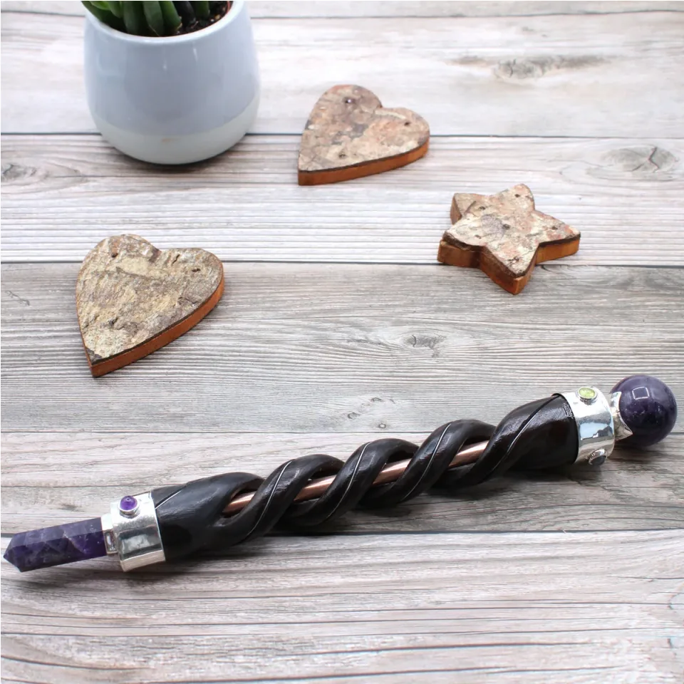 Baguette spiralée, tube de cuivre et améthyste : Modèle unique