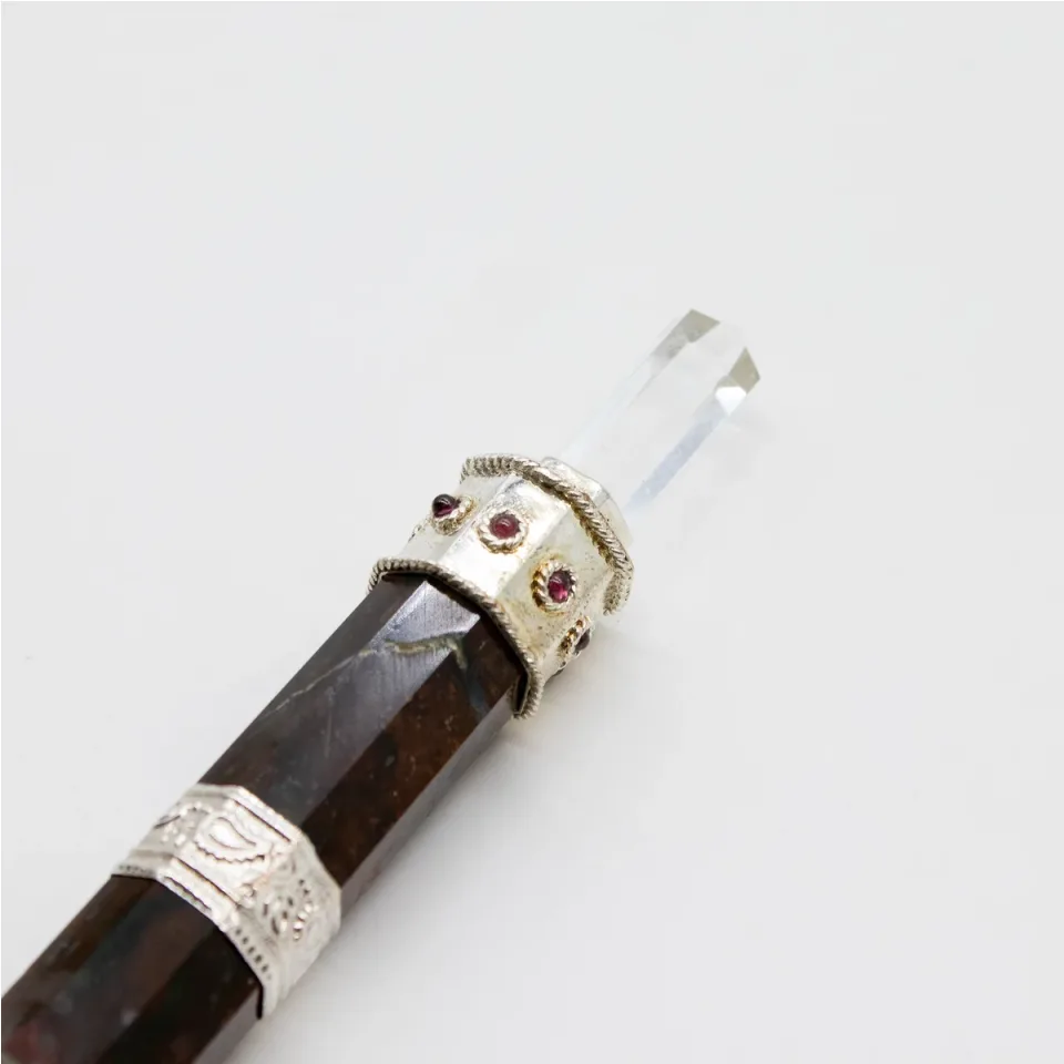 Baguette « Souveraine », jaspe fantaisie, boule de cristal, 26 cm : Modèle unique