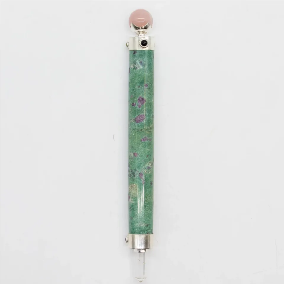 Baguette « Cœur verdoyant », fuchsite et quartz rose, boule de cristal, 23 cm : Modèle unique