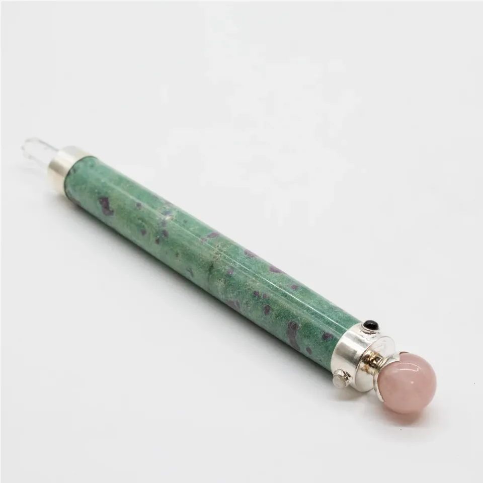 Baguette « Cœur verdoyant », fuchsite et quartz rose, boule de cristal, 23 cm : Modèle unique