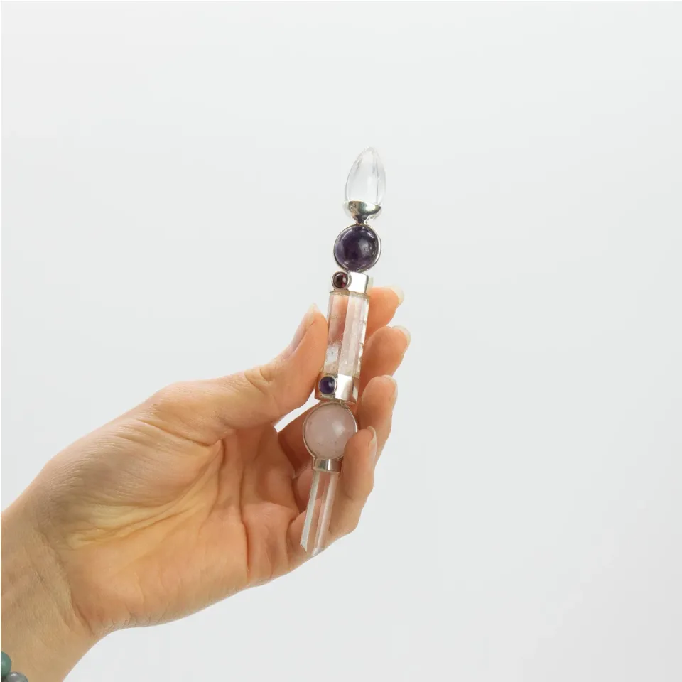Baguette « Axe de grâce », sphères d'améthyste et de quartz rose, tige de quartz, 12 cm : Modèle unique