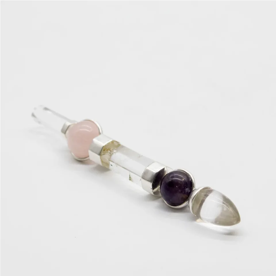 Baguette « Axe de grâce », sphères d'améthyste et de quartz rose, tige de quartz, 12 cm : Modèle unique