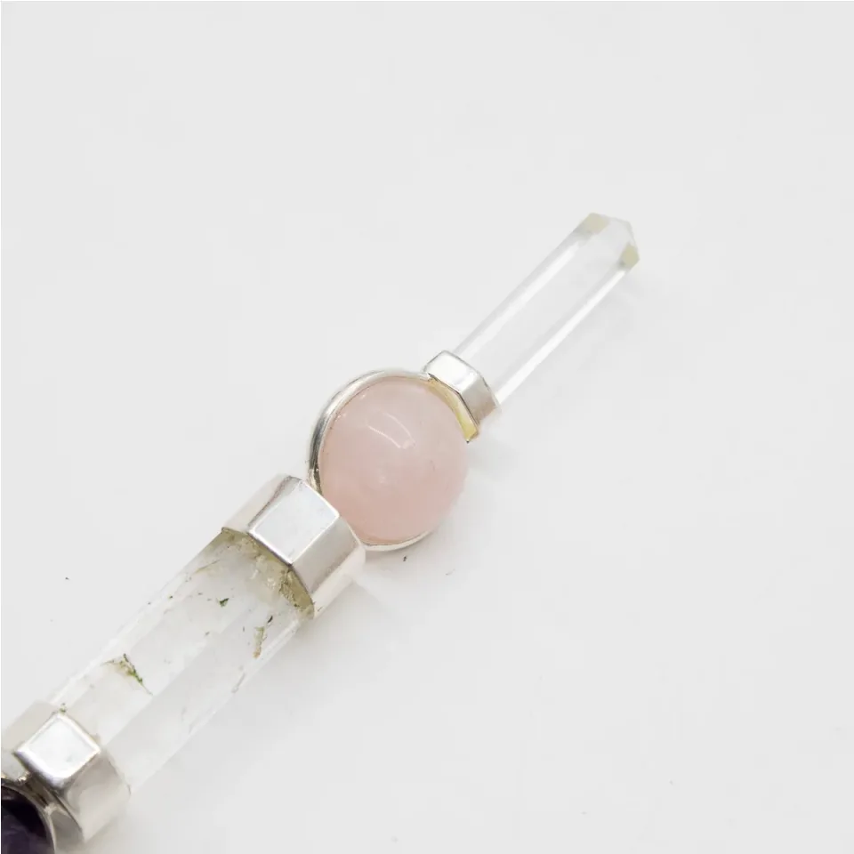 Baguette « Axe de grâce », sphères d'améthyste et de quartz rose, tige de quartz, 12 cm : Modèle unique