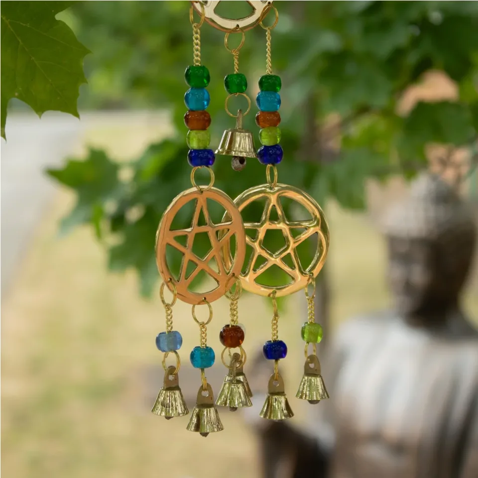 Carillon éolien indien, Tri-pentagramme en laiton, 7 cloches, 9,5 x 32 cm : Modèle unique