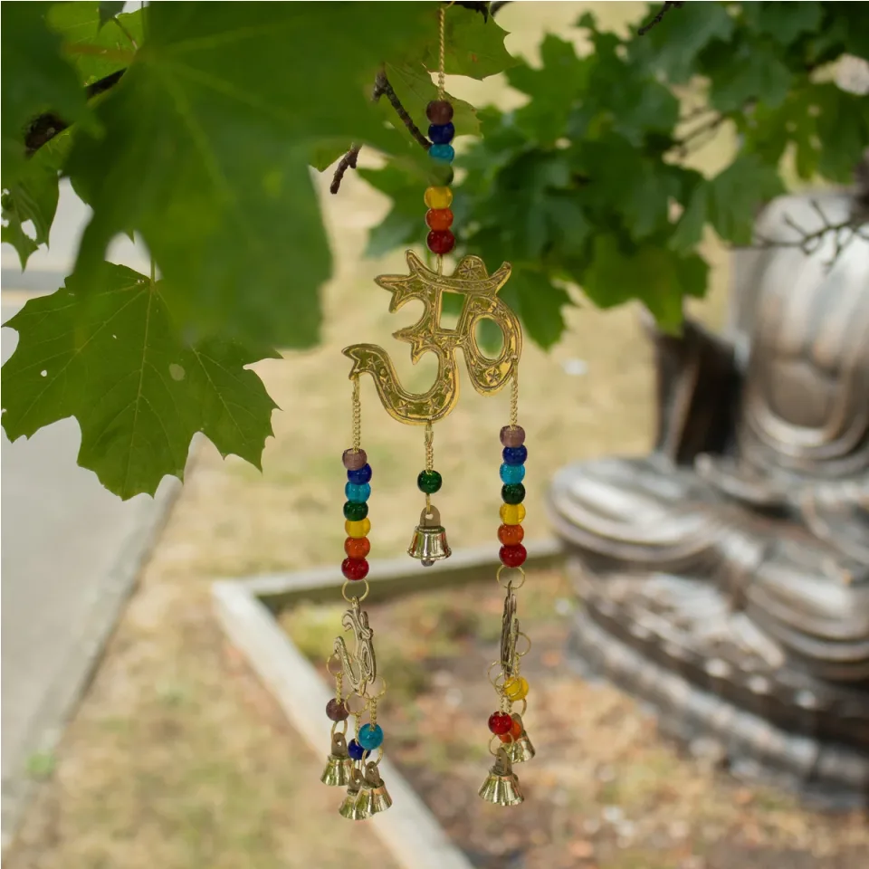 Carillon éolien indien, Om en laiton avec perles de chakras, 7 cloches, 9,5 x 32 cm : Modèle unique