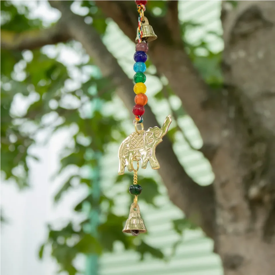 Carillon éolien indien, Éléphant en laiton avec perles de chakras, cloches sur cordon, 53 cm : Modèle unique