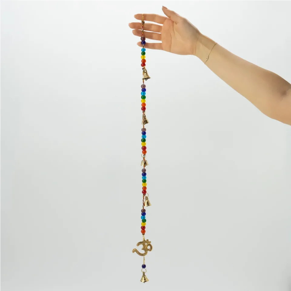 Carillon éolien indien, Om en laiton avec perles de chakras, cloches sur cordon, 53 cm : Modèle unique