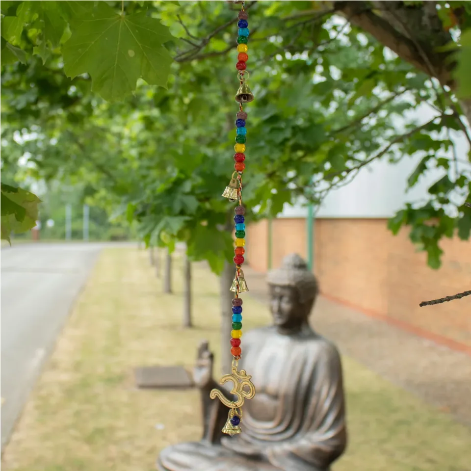 Carillon éolien indien, Om en laiton avec perles de chakras, cloches sur cordon, 53 cm : Modèle unique