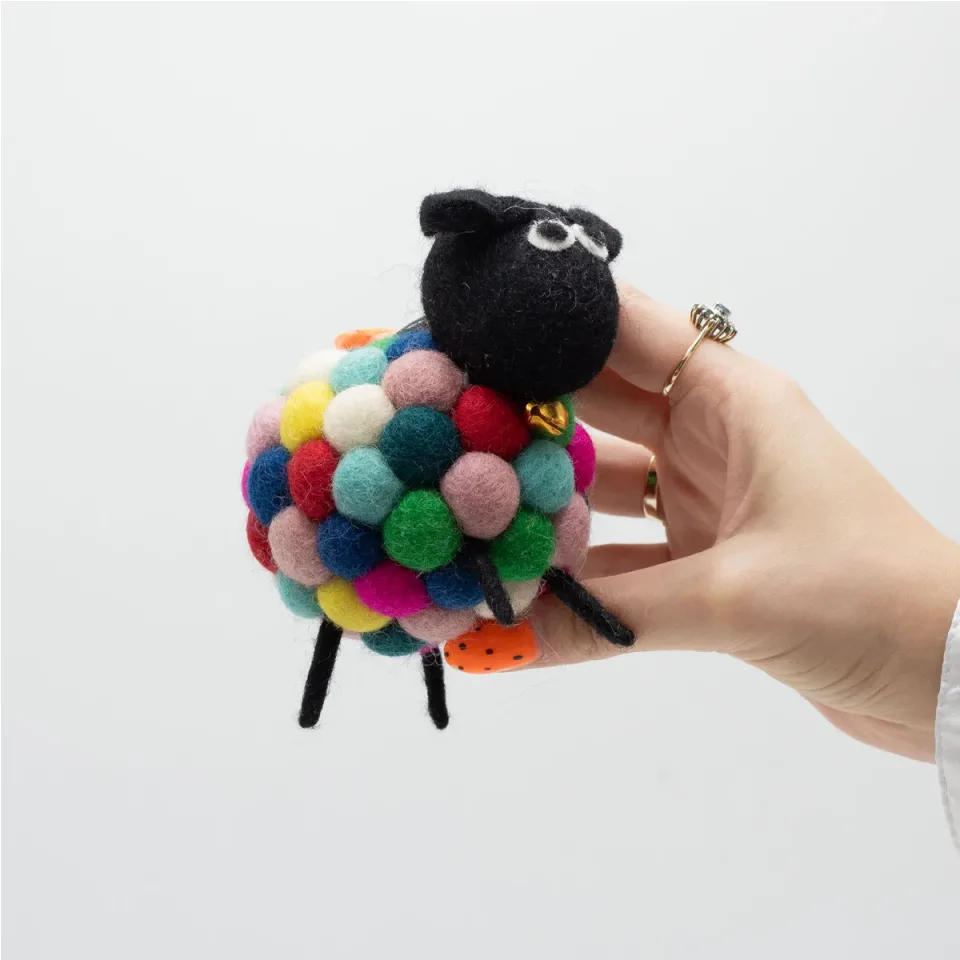 Petit mouton en feutre : Modèle unique