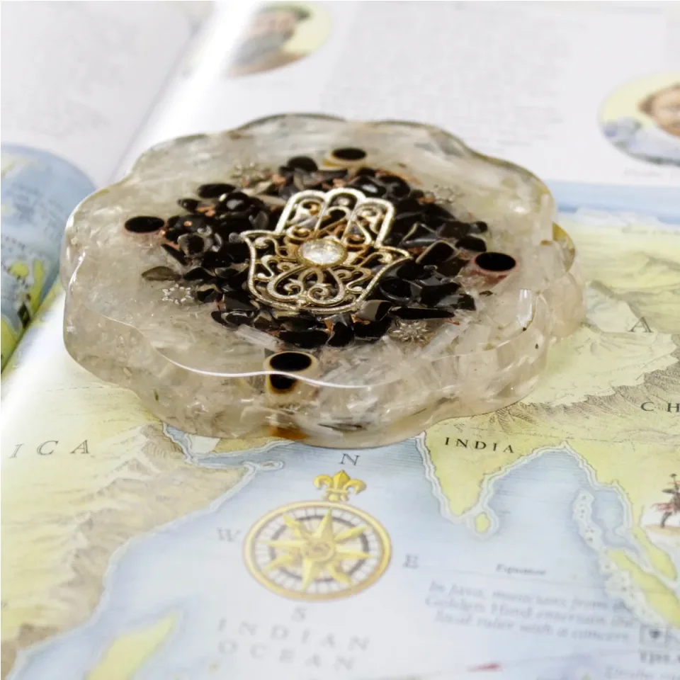 Orgonite de bureau, Hamsa avec sélénite, moyen : Modèle unique