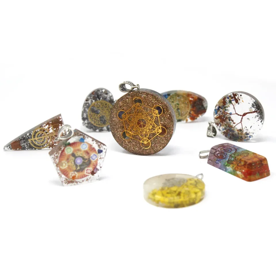 Pendentif orgonite multi-chakras : Modèle unique