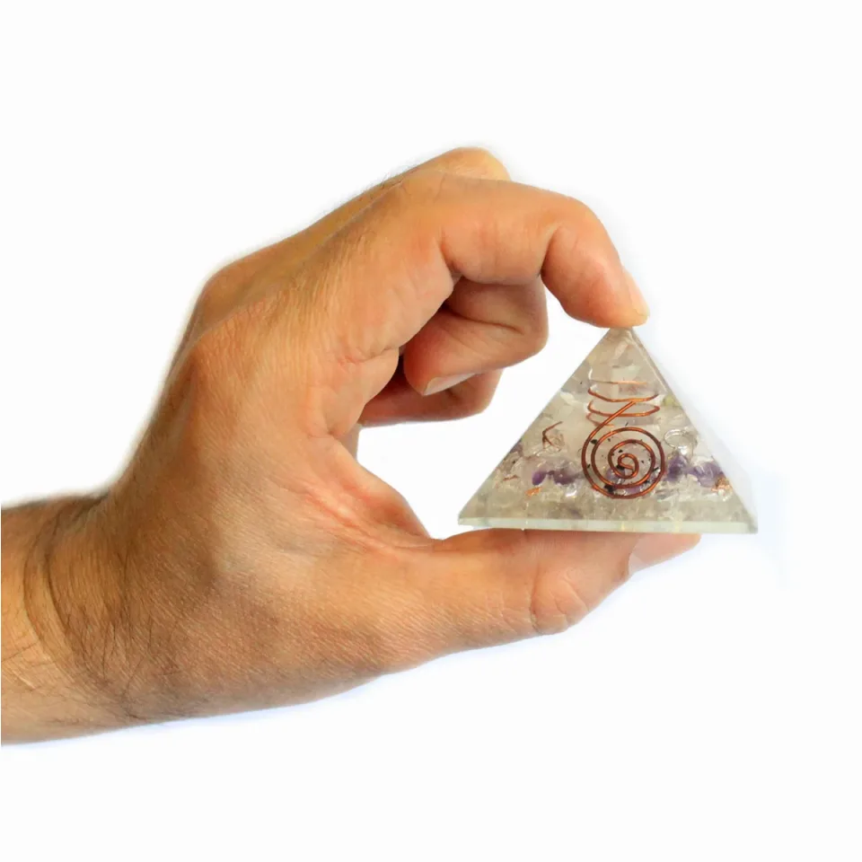 Pyramide moyenne 55 mm, copeaux de pierres et cuivre : Modèle unique