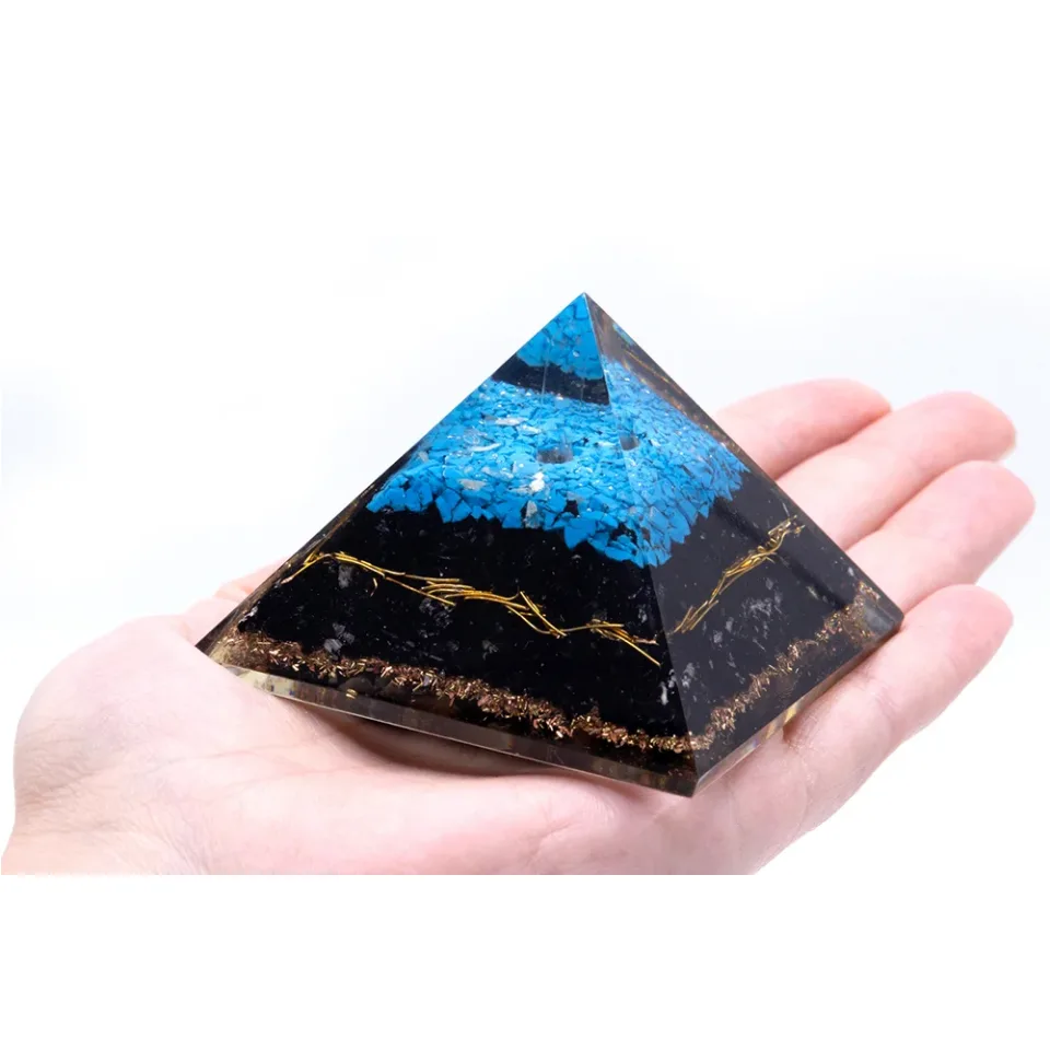 Pyramide turquoise et tourmaline noire, 70 mm : Modèle unique