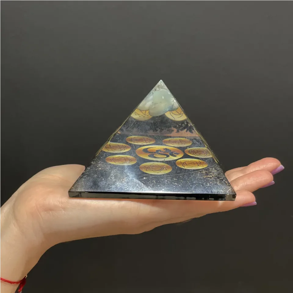 Pyramide Om chakra minuit, 90 mm : Modèle unique