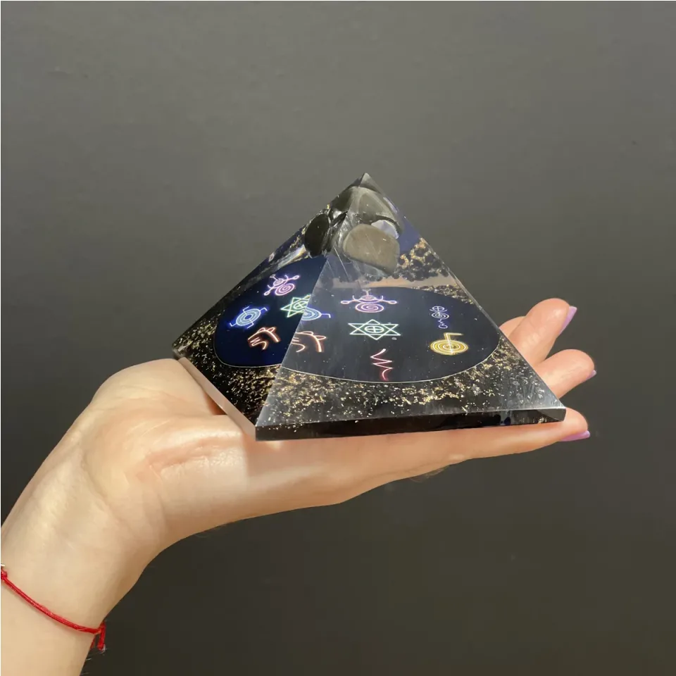 Pyramide Reiki minuit, 90 mm : Modèle unique
