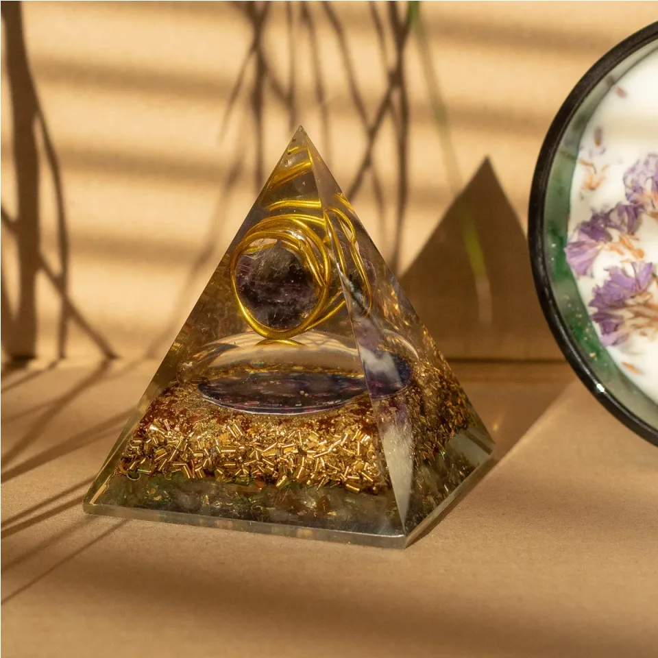 Pyramide moyenne 7 x 6 cm, améthyste enroulée, cuivre : Modèle unique