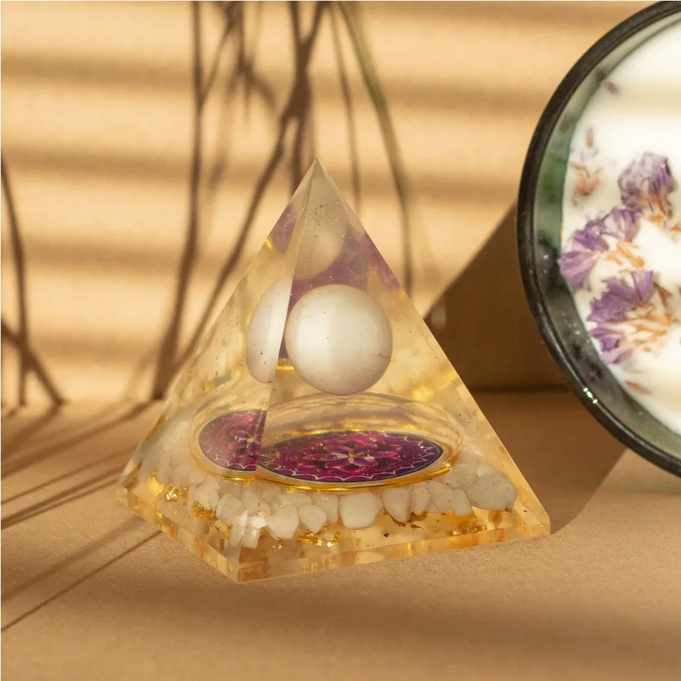 Pyramide moyenne 7 x 6 cm, sphère de quartz flottante : Modèle unique