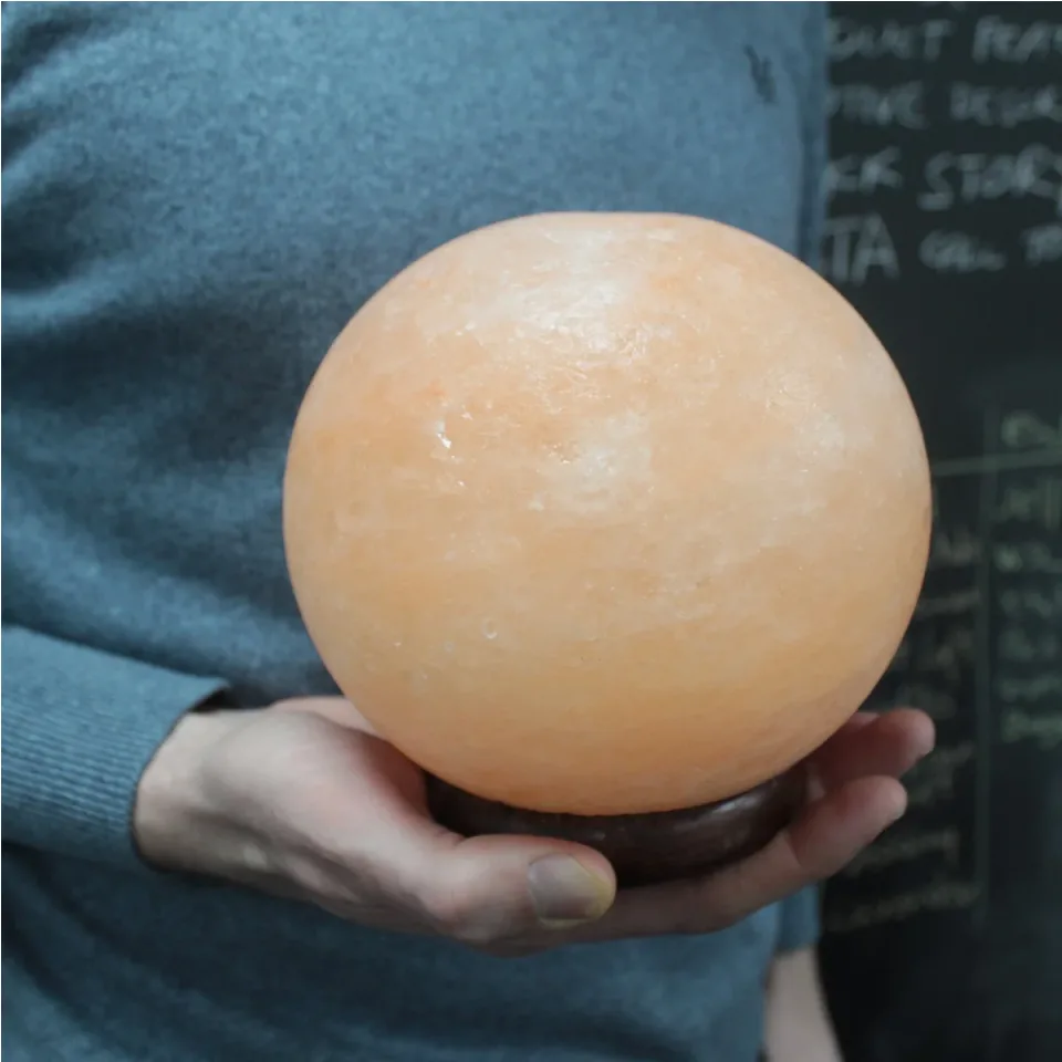 Boule de sel sur grand socle en bois : Modèle unique