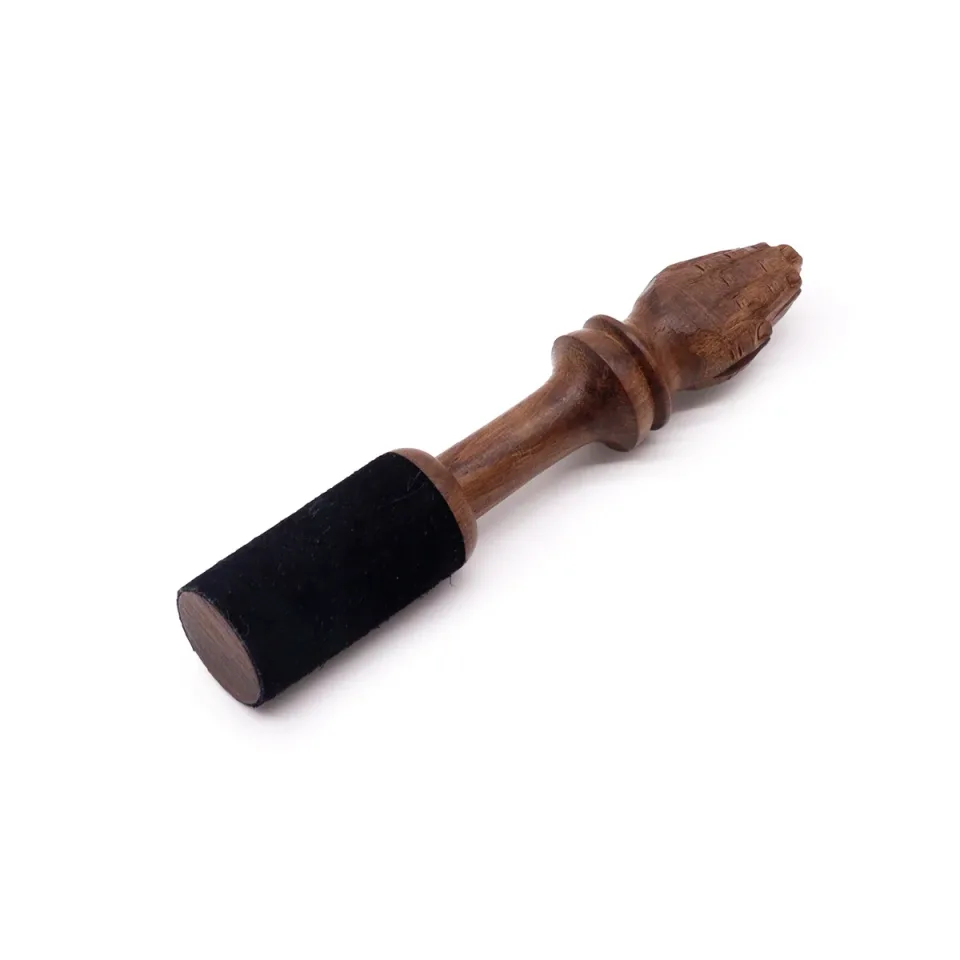 Bâton en bois sculpté Namaste, 14 cm : Modèle unique