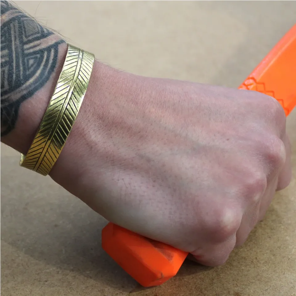 Bracelet tibétain gravé, Laiton, large feuille tribale : Modèle unique