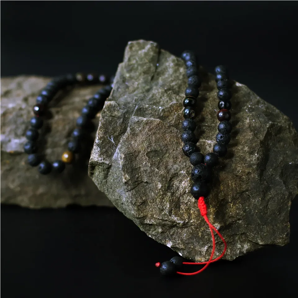 Collier en pierre de lave de Bali, Modèle 2, transformation personnelle : Modèle unique