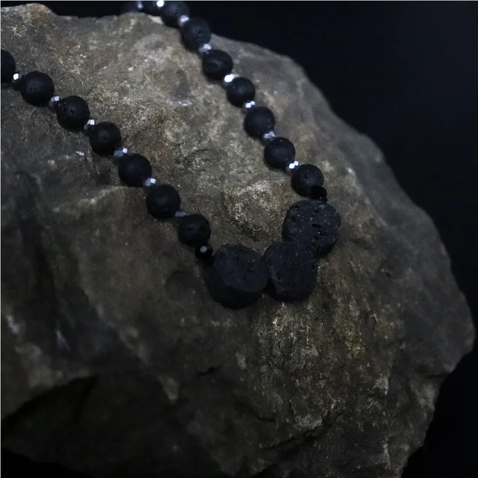 Collier en pierre de lave de Bali, Modèle 3, lien avec la nature : Modèle unique