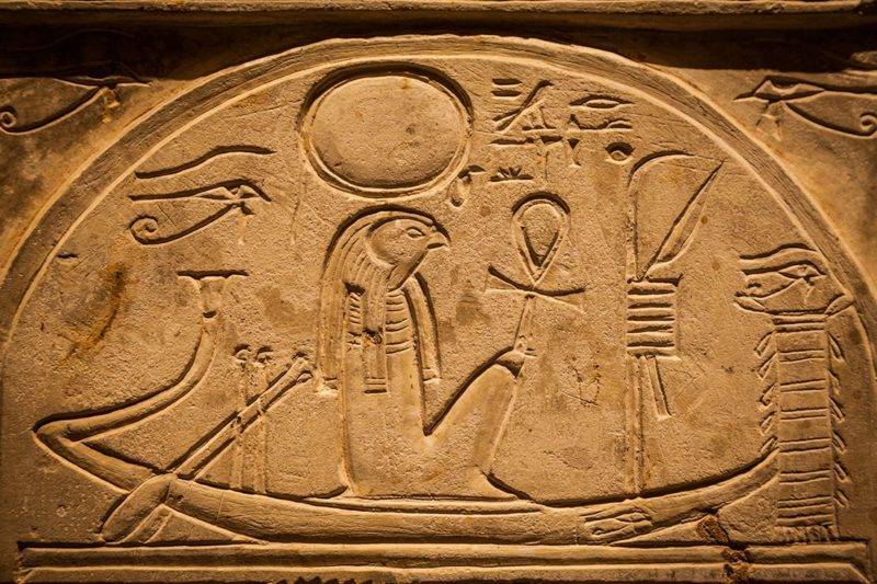 Hiéroglyphes Egyptiens sur une stelle représentant l'Oeil d'Horus