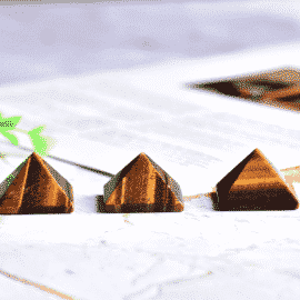 Pyramide de protection en œil de tigre https://chakras-shop.com