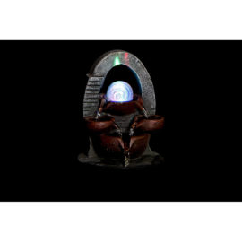 Fontaine zen intérieur orientale allumée dans le noir