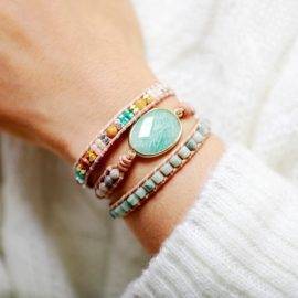 Bracelet pierre naturelle “Confiance en Soi” au poignet.