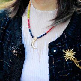 Collier pierre naturelle 7 Chakras porté par une fille.