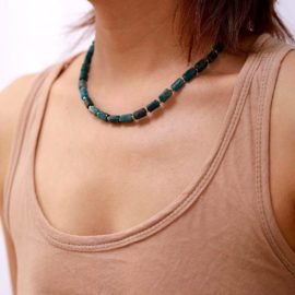 Collier en pierres naturelles d'apatite