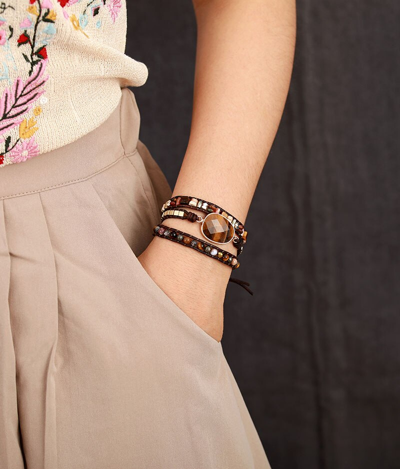 Mannequin Bracelet Oeil de Tigre en Cuir