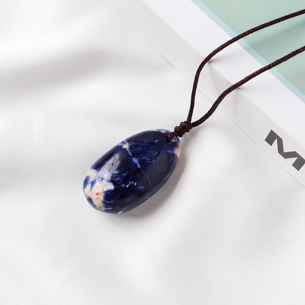 Collier en forme de goutte d'eau en cristal sodalite sur fond blanc