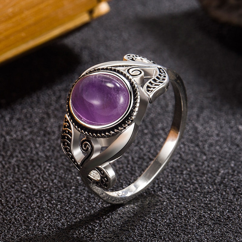 Bague vintage avec pierre améthyste pour femme sur fond noir