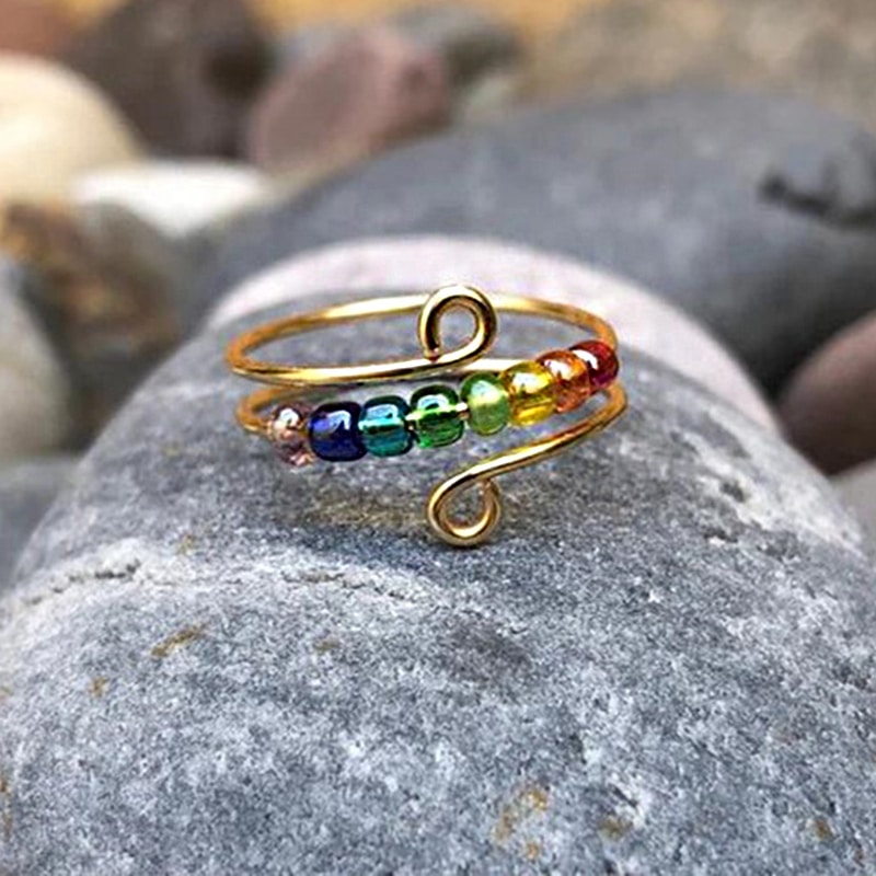 Bague rotative en perles arc-en-ciel pour femme sur fond gris