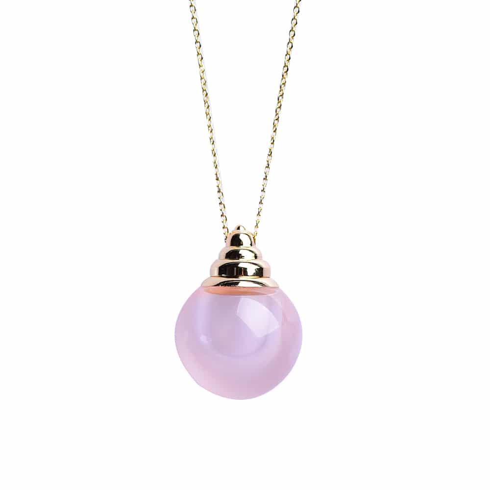 Collier en forme de bouteille de parfum en quartz rose naturel sur fond blanc