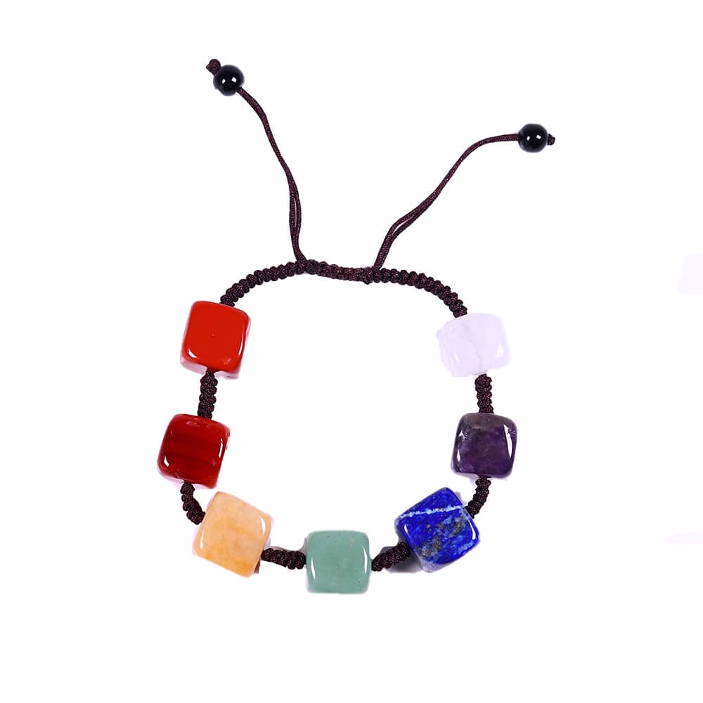 Bracelet sept chakras en cristal naturel sur fond blanc
