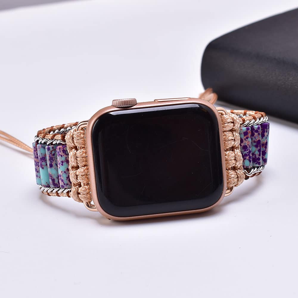 Bracelet pour montre Apple en sodalite et corde sur fond blanc
