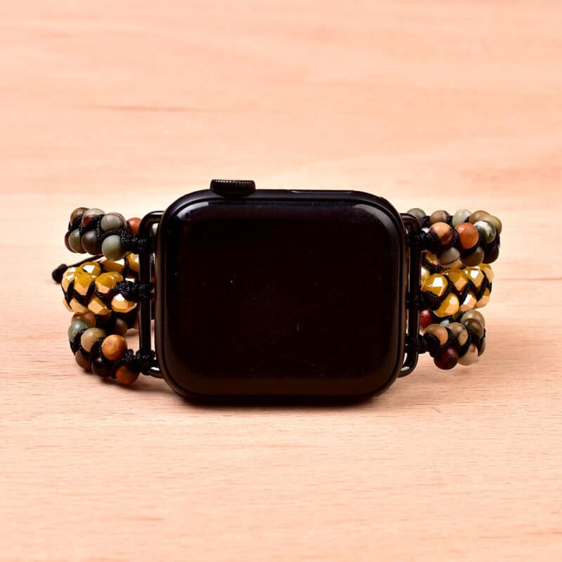 Bracelet pour Apple watch tressé en pierres naturelles sur fond beige