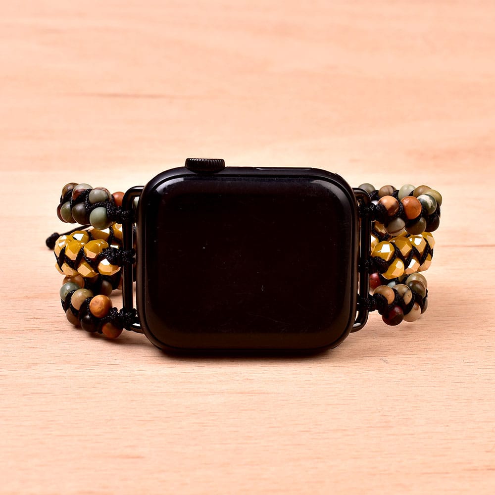 Bracelet pour Apple watch tressé en pierres naturelles sur fond beige
