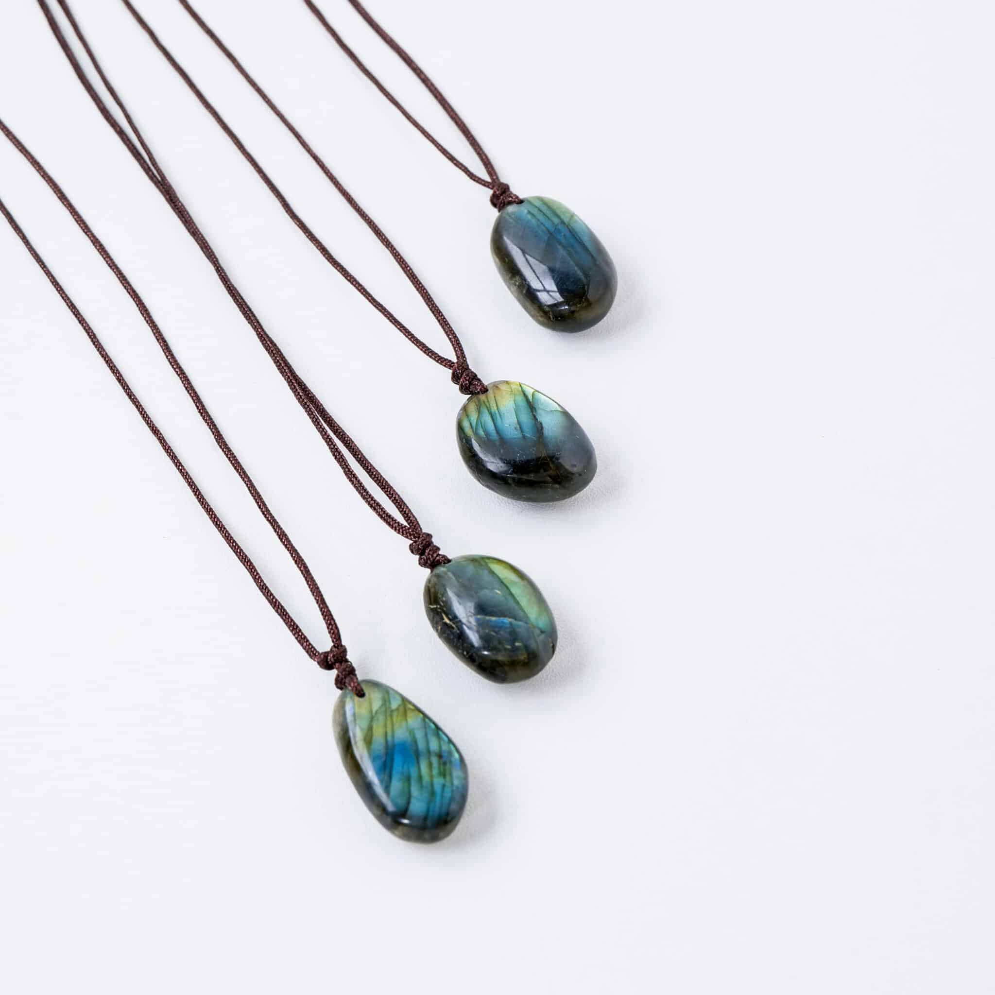 Collier en corde avec pendentif en cristal en forme de goutte d'eau – Image 3