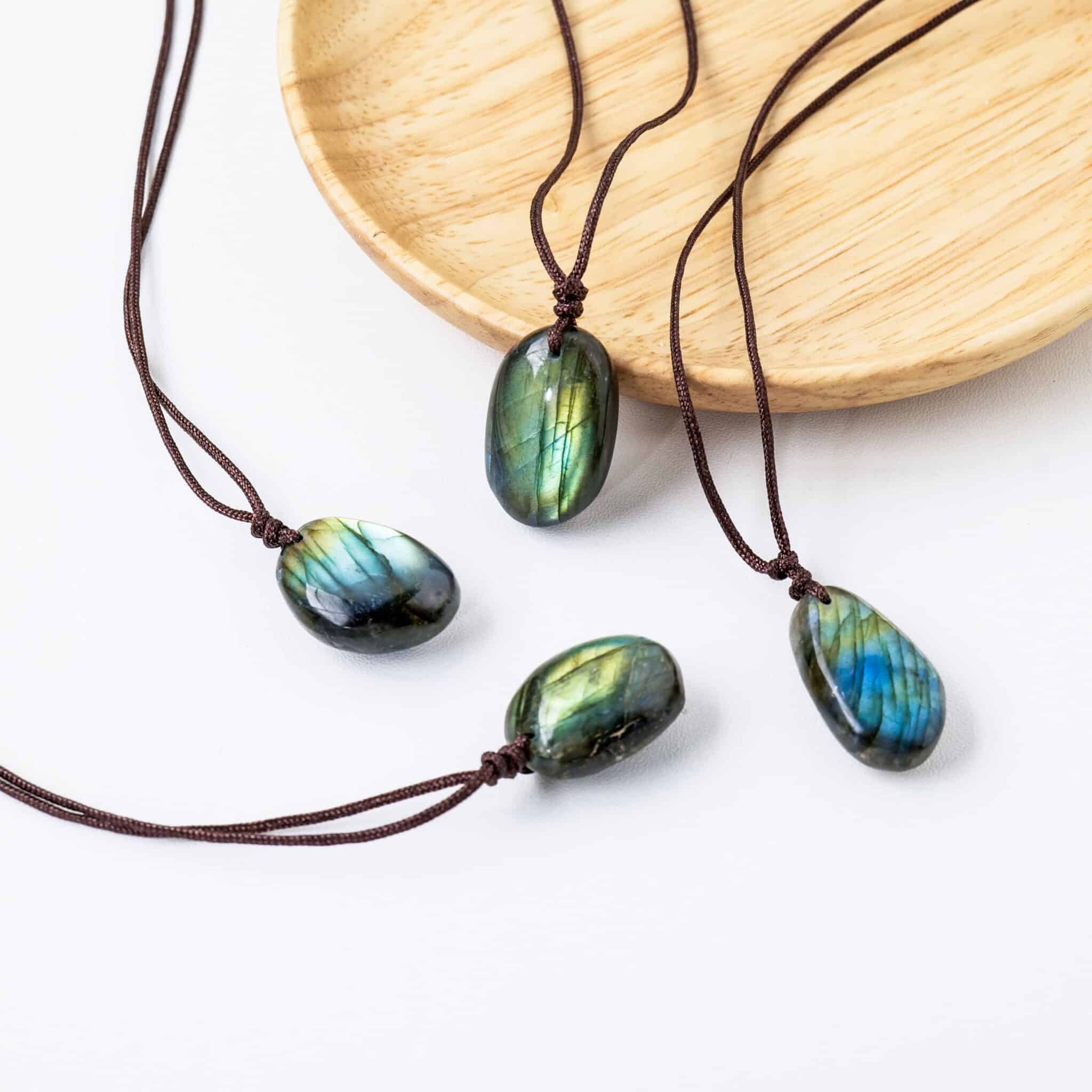 Collier en corde avec pendentif en cristal en forme de goutte d'eau – Image 4